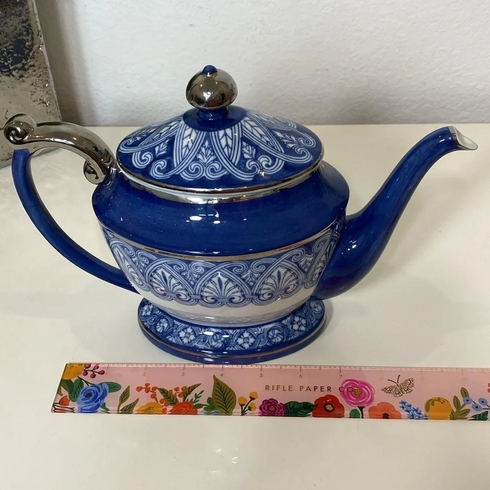 The Bombay Company Vintage Blue and White Teapot‎